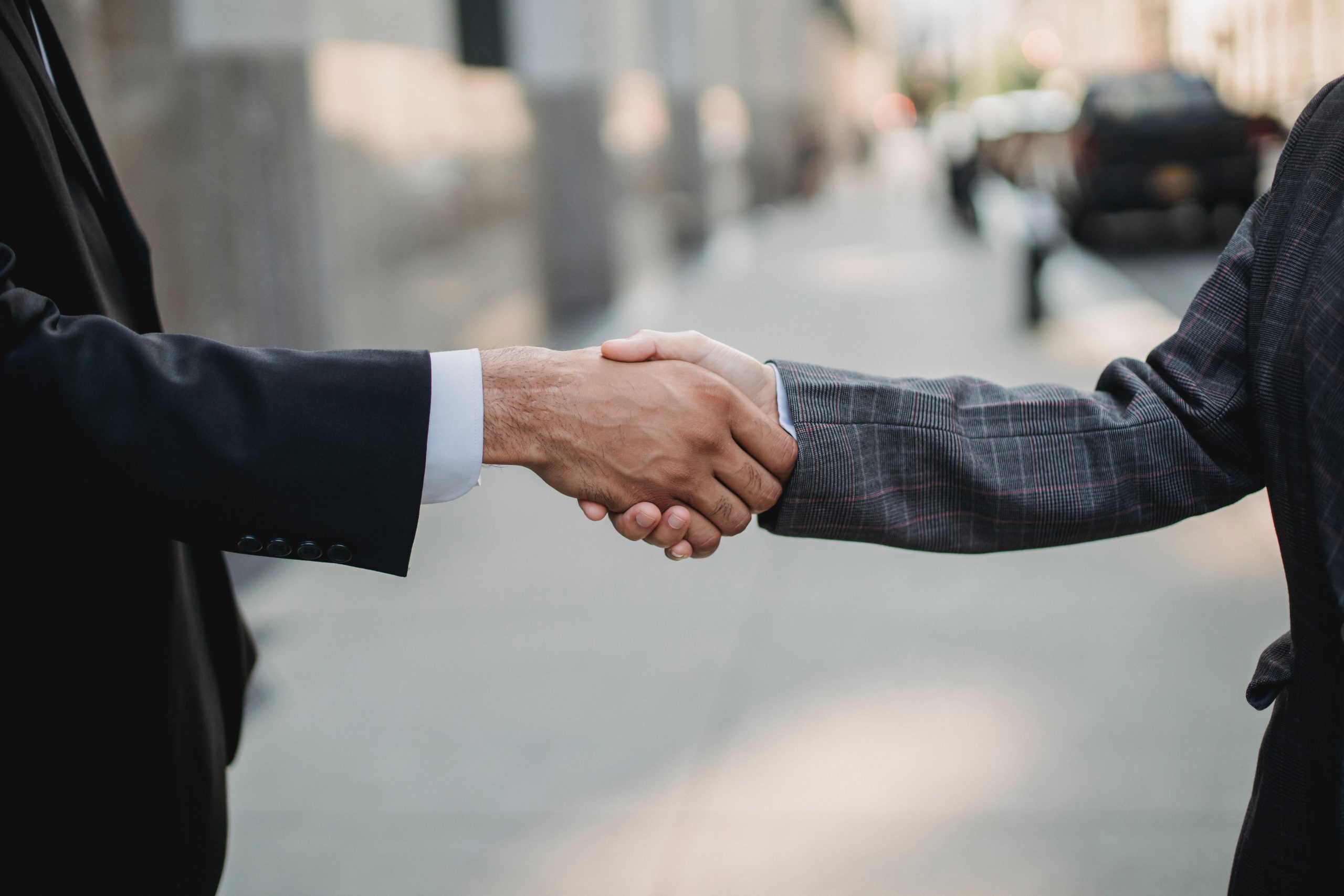 Dos personas dandose la mano